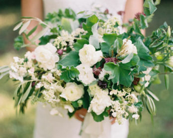 Elisa Bricker - Un bouquet de mariée vert et blanc - La mariée aux pieds nus