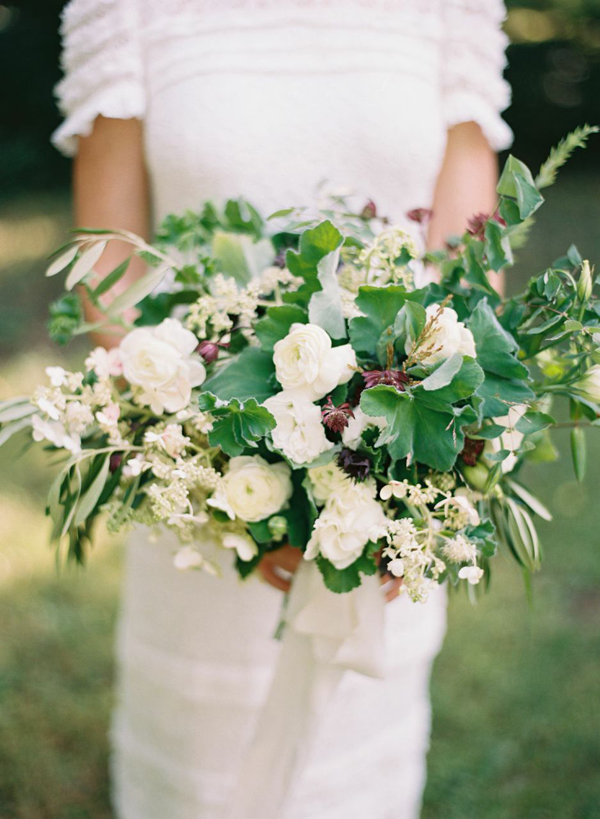 Elisa Bricker - Un bouquet de mariée vert et blanc - La mariée aux pieds nus