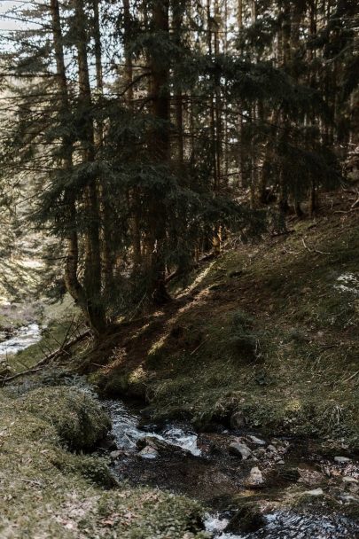 Un elopement dans une forêt des Pyrénées - Photos : Yoris Photographe - A découvrir sur le blog mariage www.lamarieeauxpiedsnus.com