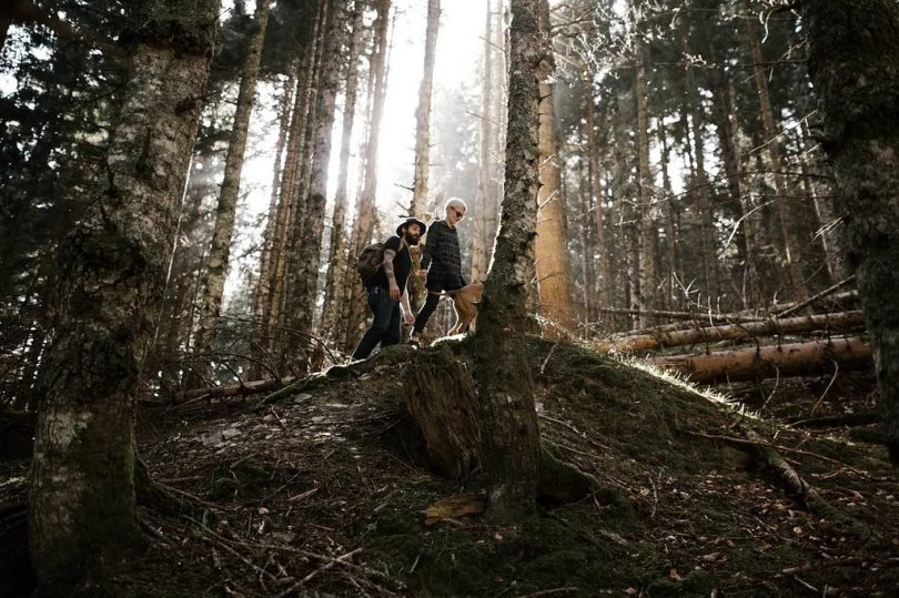 Un elopement dans une forêt des Pyrénées - Photos : Yoris Photographe - A découvrir sur le blog mariage www.lamarieeauxpiedsnus.com