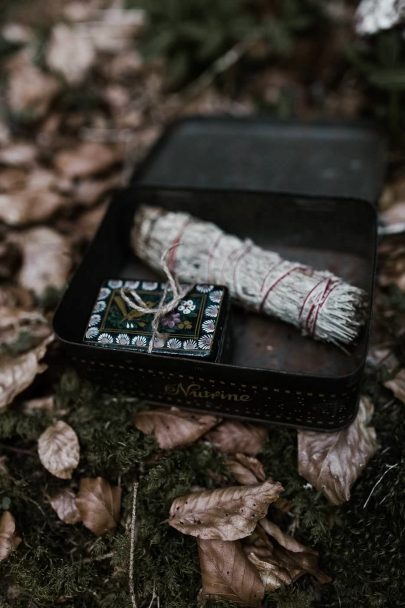 Un elopement dans une forêt des Pyrénées - Photos : Yoris Photographe - A découvrir sur le blog mariage www.lamarieeauxpiedsnus.com