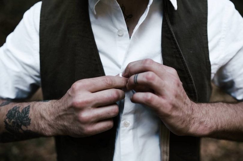 Un elopement dans une forêt des Pyrénées - Photos : Yoris Photographe - A découvrir sur le blog mariage www.lamarieeauxpiedsnus.com