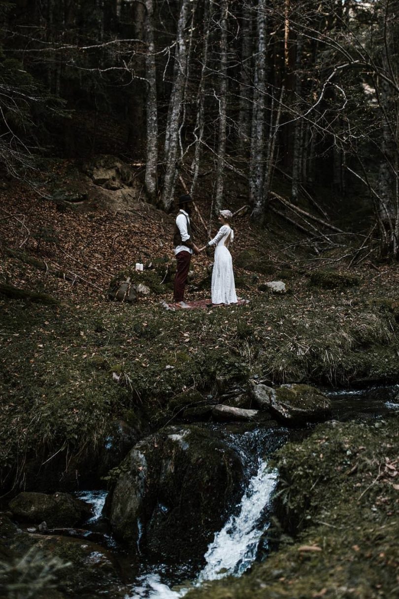 Un elopement dans une forêt des Pyrénées - Photos : Yoris Photographe - A découvrir sur le blog mariage www.lamarieeauxpiedsnus.com