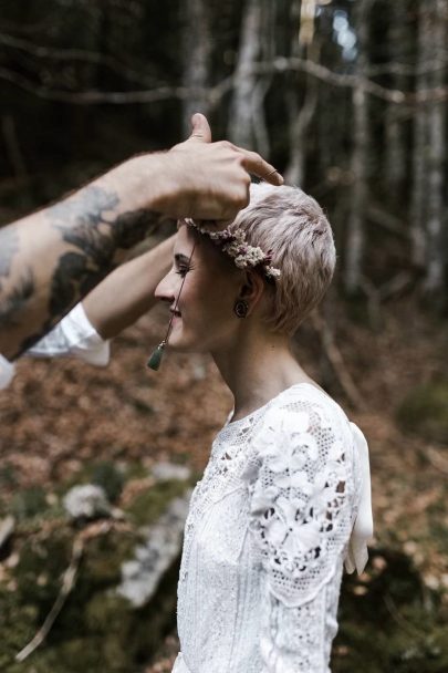 Un elopement dans une forêt des Pyrénées - Photos : Yoris Photographe - A découvrir sur le blog mariage www.lamarieeauxpiedsnus.com