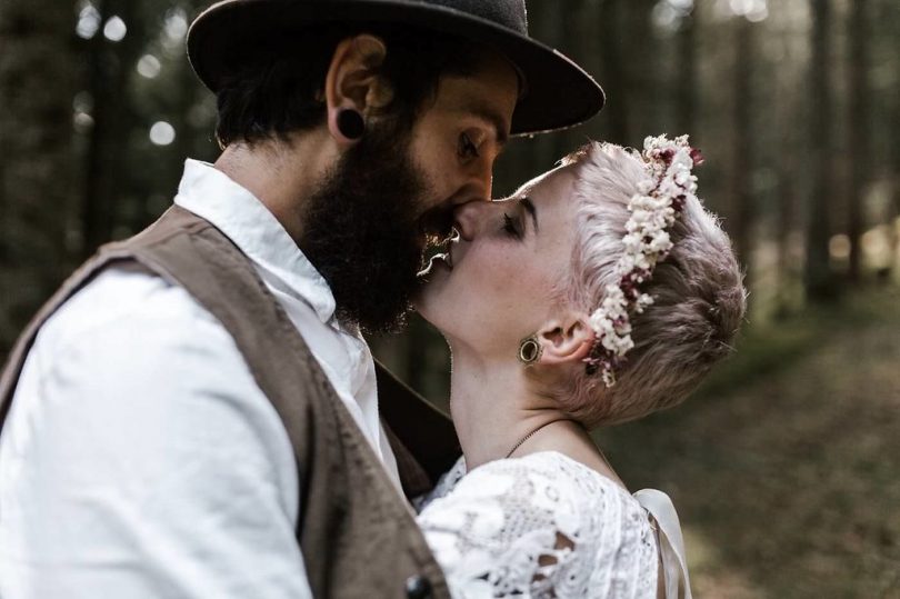 Un elopement dans une forêt des Pyrénées - Photos : Yoris Photographe - A découvrir sur le blog mariage www.lamarieeauxpiedsnus.com