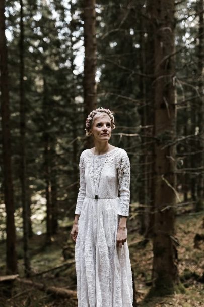 Un elopement dans une forêt des Pyrénées - Photos : Yoris Photographe - A découvrir sur le blog mariage www.lamarieeauxpiedsnus.com