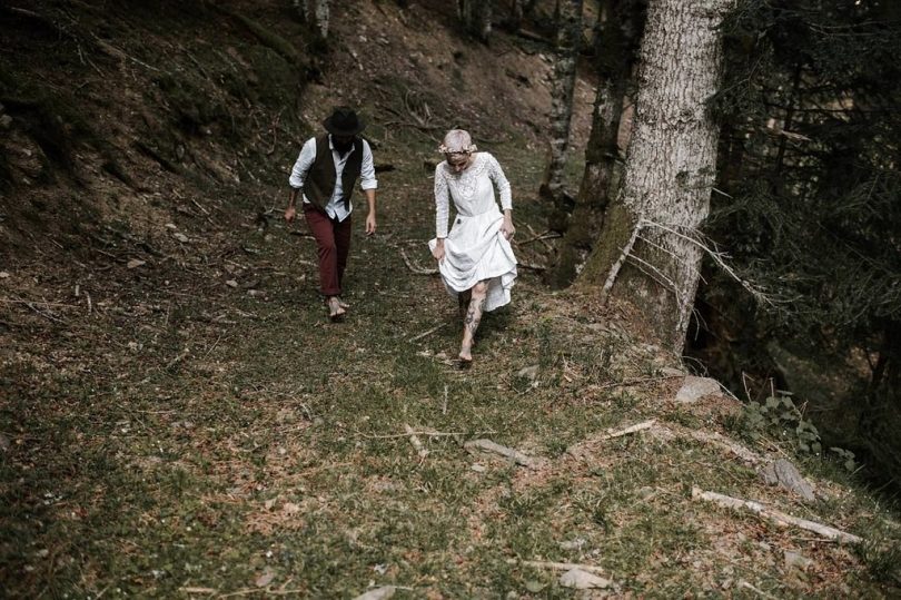 Un elopement dans une forêt des Pyrénées - Photos : Yoris Photographe - A découvrir sur le blog mariage www.lamarieeauxpiedsnus.com