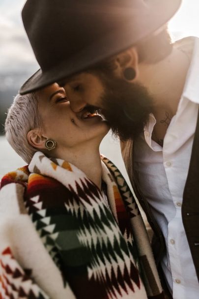 Un elopement dans une forêt des Pyrénées - Photos : Yoris Photographe - A découvrir sur le blog mariage www.lamarieeauxpiedsnus.com