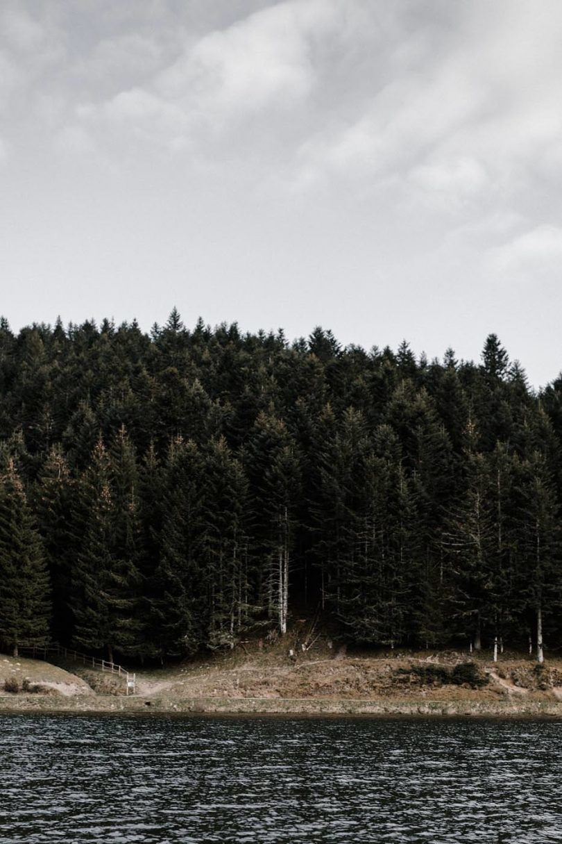 Un elopement dans une forêt des Pyrénées - Photos : Yoris Photographe - A découvrir sur le blog mariage www.lamarieeauxpiedsnus.com