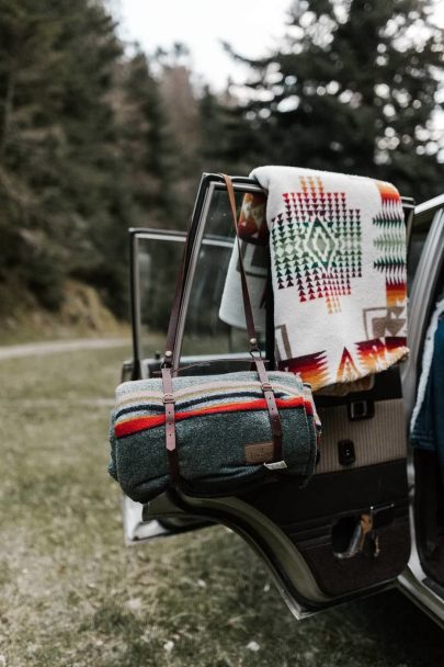 Un elopement dans une forêt des Pyrénées - Photos : Yoris Photographe - A découvrir sur le blog mariage www.lamarieeauxpiedsnus.com