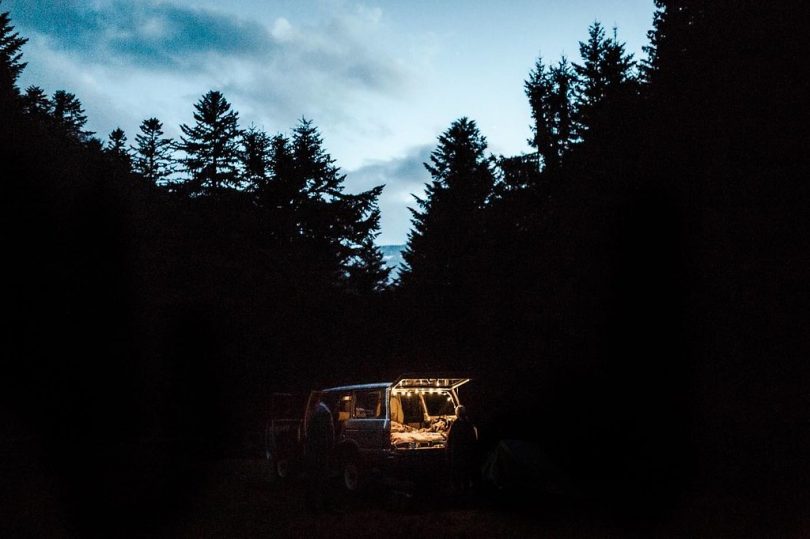 Un elopement dans une forêt des Pyrénées - Photos : Yoris Photographe - A découvrir sur le blog mariage www.lamarieeauxpiedsnus.com