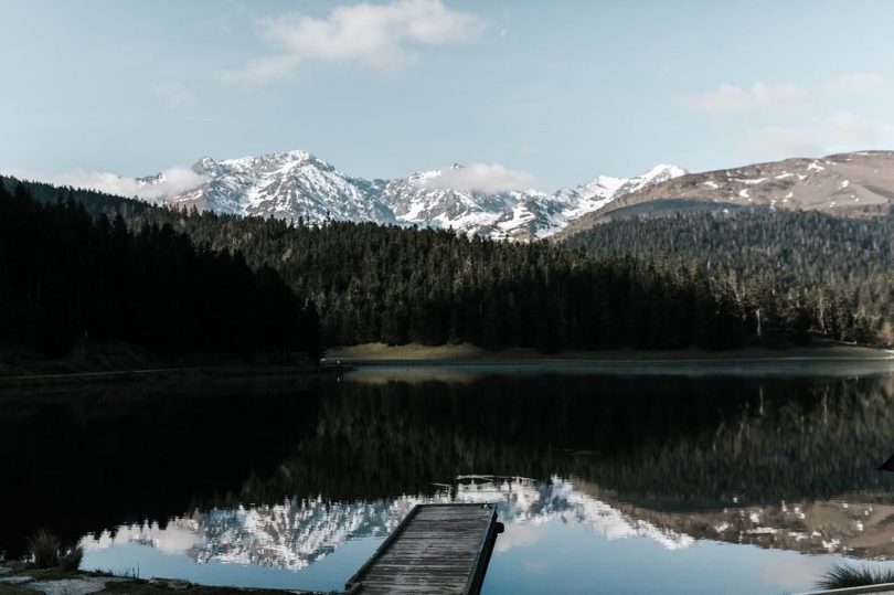 Un elopement dans une forêt des Pyrénées - Photos : Yoris Photographe - A découvrir sur le blog mariage www.lamarieeauxpiedsnus.com