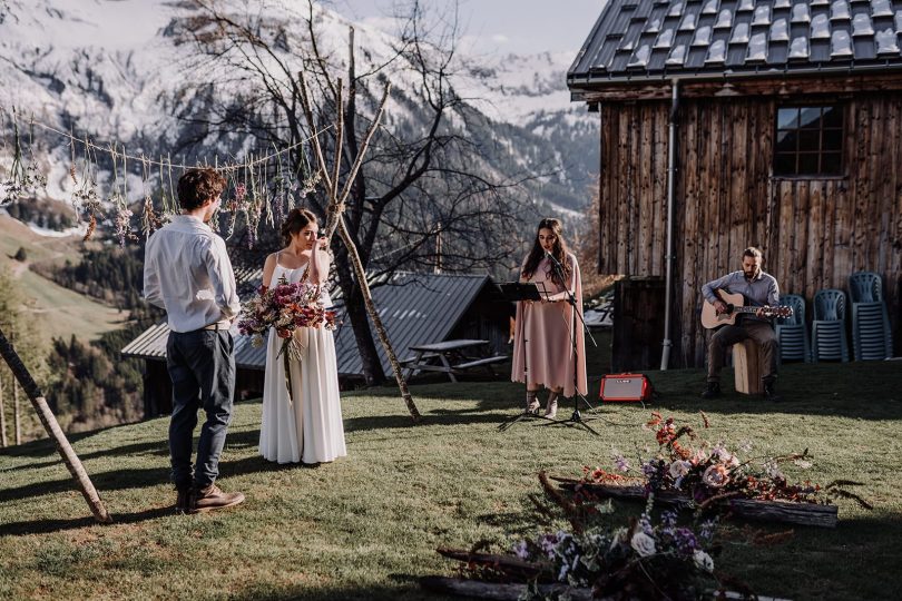 Un elopement au Gite du Passant dans les Alpes - Photos : Sidonie Vidal - Blog mariage : La mariée aux pieds nus