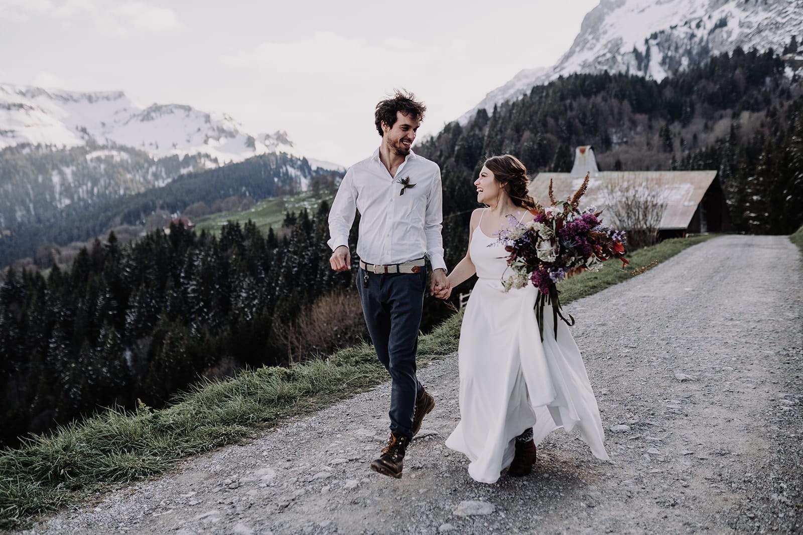 Un elopement au Gite du Passant dans les Alpes - Photos : Sidonie Vidal - Blog mariage : La mariée aux pieds nus