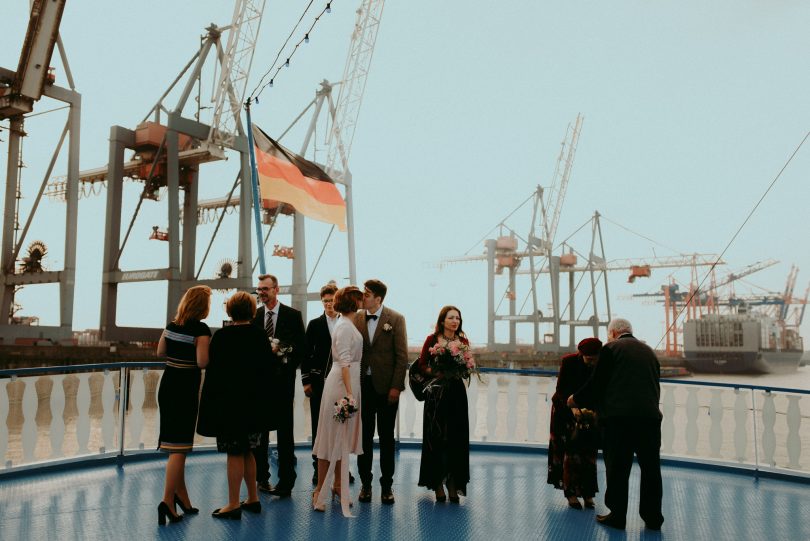 Un elopement sur un bateau à Hambourg - La mariée aux pieds nus