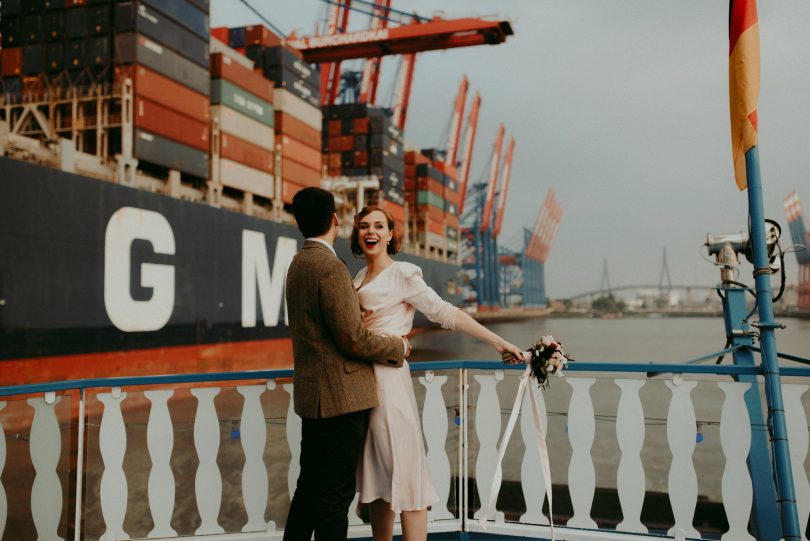 Un elopement sur un bateau à Hambourg - La mariée aux pieds nus
