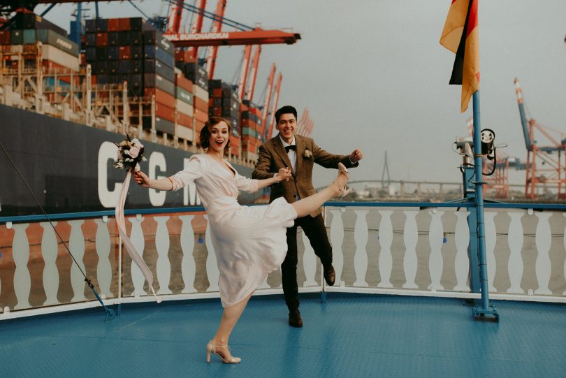 Un elopement sur un bateau à Hambourg - La mariée aux pieds nus