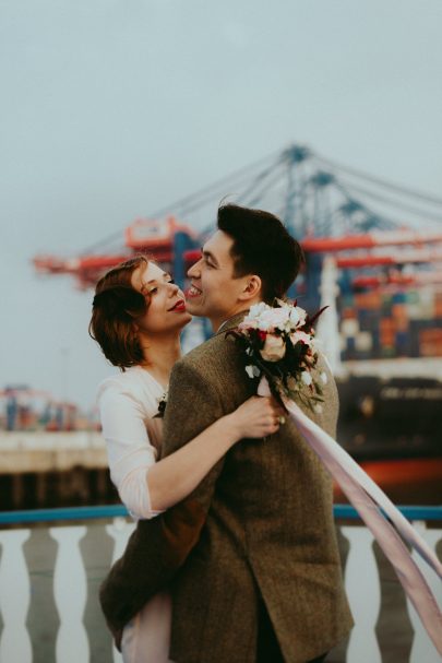 Un elopement sur un bateau à Hambourg - La mariée aux pieds nus