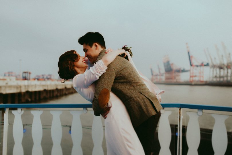 Un elopement sur un bateau à Hambourg - La mariée aux pieds nus