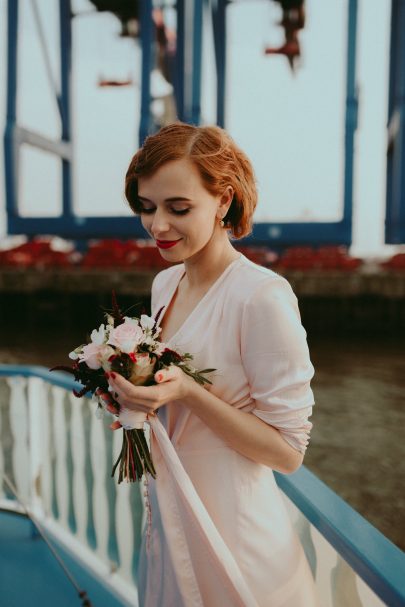 Un elopement sur un bateau à Hambourg - La mariée aux pieds nus