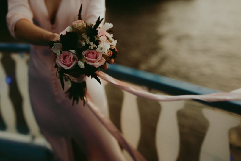 Un elopement sur un bateau à Hambourg - La mariée aux pieds nus