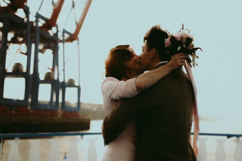 Un elopement sur un bateau à Hambourg - La mariée aux pieds nus