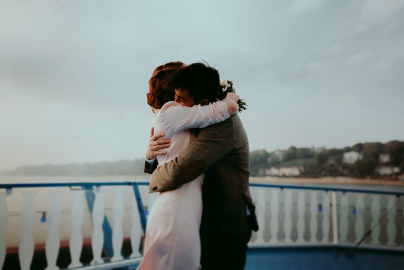 Un elopement sur un bateau à Hambourg - La mariée aux pieds nus