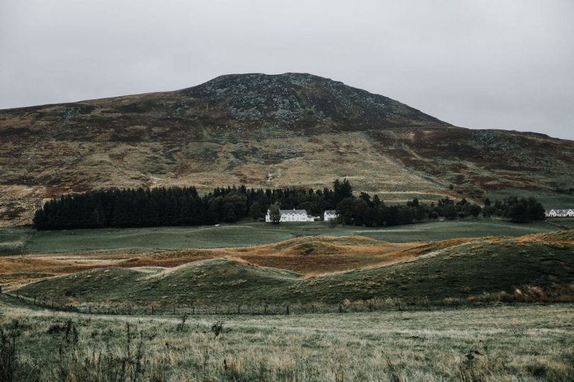 Un mariage en petit comité en Ecosse - Photos : Blossom and Co - Blog mariage : La mariée aux pieds nus