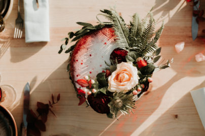 Un elopement boheme en rouge dans les montagnes - A découvrir sur le blog mariage www.lamarieeauxpiedsnus.com - Photos : Marine Marques