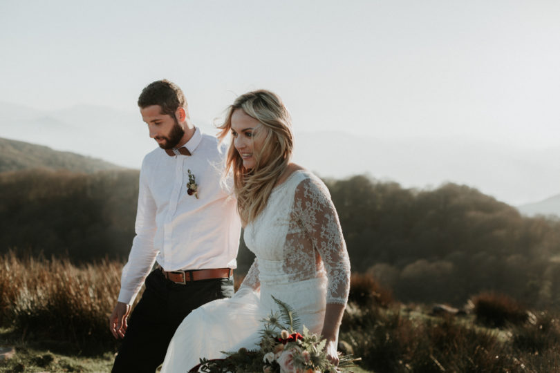 Un elopement boheme en rouge dans les montagnes - A découvrir sur le blog mariage www.lamarieeauxpiedsnus.com - Photos : Marine Marques