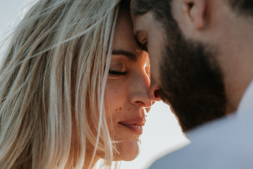 Un elopement boheme en rouge dans les montagnes - A découvrir sur le blog mariage www.lamarieeauxpiedsnus.com - Photos : Marine Marques