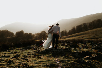 Un elopement boheme en rouge dans les montagnes - A découvrir sur le blog mariage www.lamarieeauxpiedsnus.com - Photos : Marine Marques