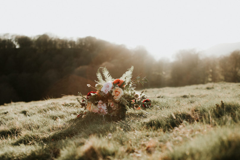 Un elopement boheme en rouge dans les montagnes - A découvrir sur le blog mariage www.lamarieeauxpiedsnus.com - Photos : Marine Marques