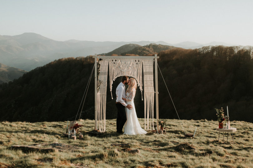 Un elopement boheme en rouge dans les montagnes - A découvrir sur le blog mariage www.lamarieeauxpiedsnus.com - Photos : Marine Marques