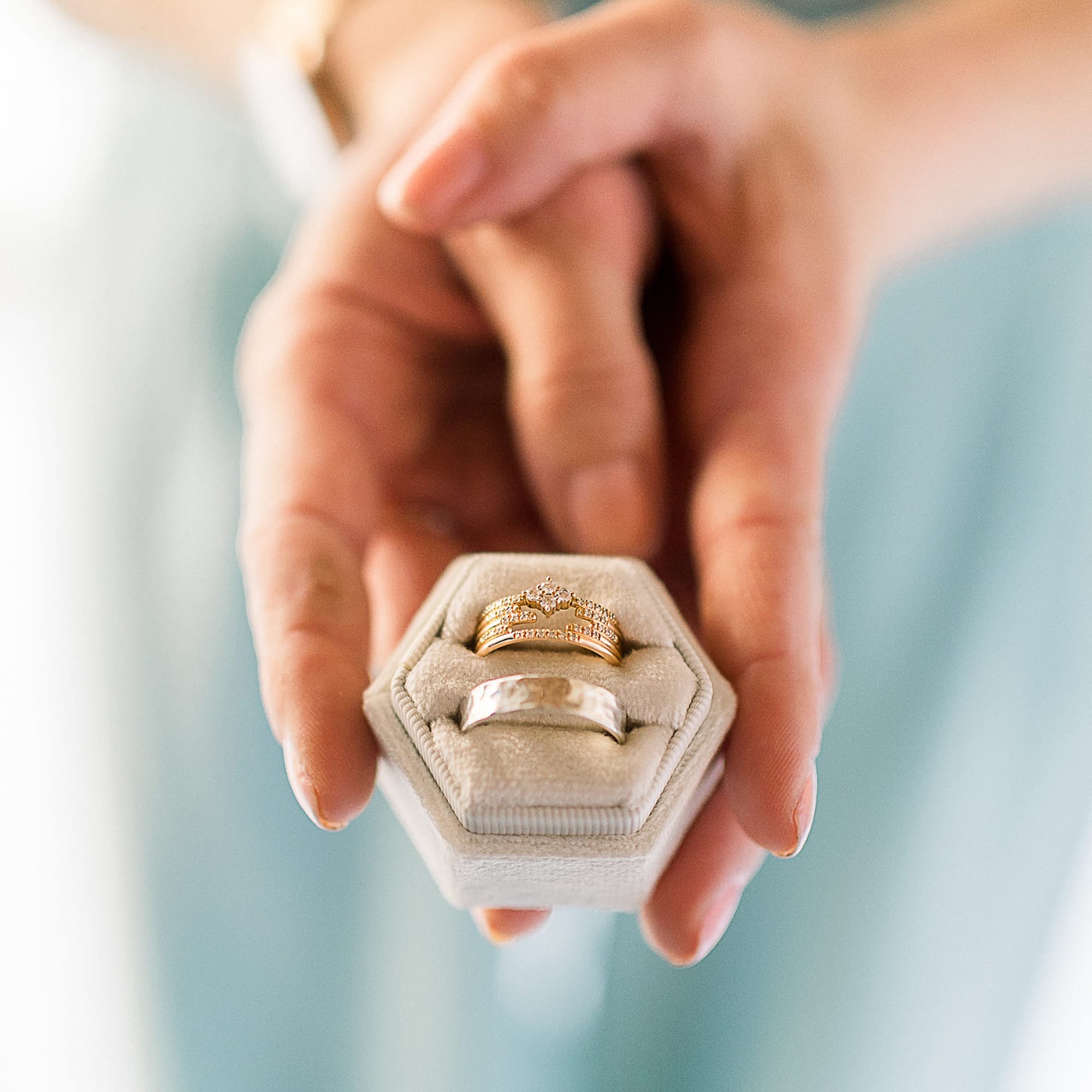 Emanuelle D'Ortoli - Joaillerie mariage - Bagues de fiancailles et alliances de mariage - Blog mariage : La mariée aux pieds nus