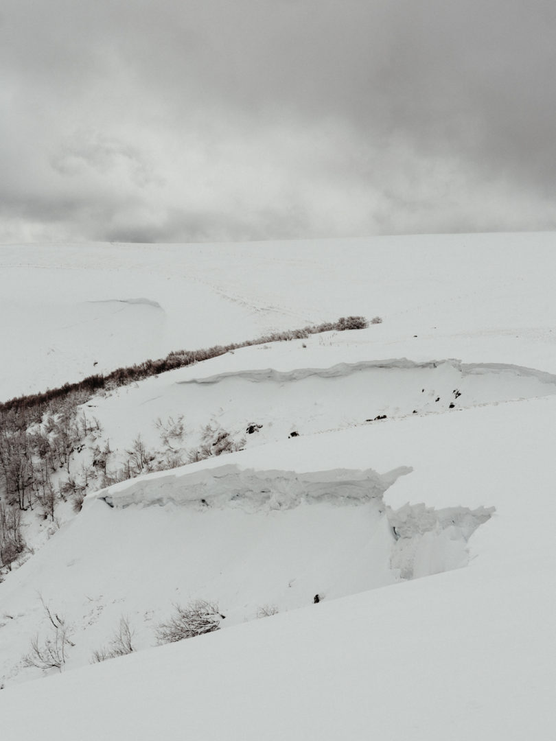 Une seance photo en amoureux sous la neige en Alsace - A découvrir sur le blog mariage www.lamarieeauxpiedsnus.com - Photos : Capyture