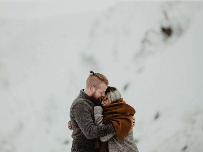 Une seance photo en amoureux sous la neige en Alsace - A découvrir sur le blog mariage www.lamarieeauxpiedsnus.com - Photos : Capyture