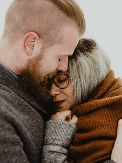 Une seance photo en amoureux sous la neige en Alsace - A découvrir sur le blog mariage www.lamarieeauxpiedsnus.com - Photos : Capyture