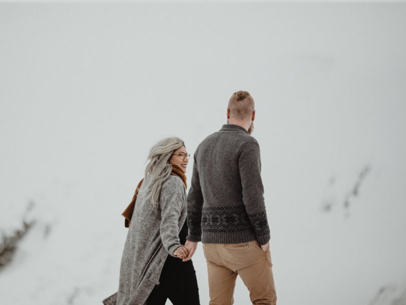 Une seance photo en amoureux sous la neige en Alsace - A découvrir sur le blog mariage www.lamarieeauxpiedsnus.com - Photos : Capyture