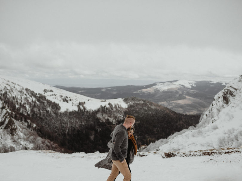 Une seance photo en amoureux sous la neige en Alsace - A découvrir sur le blog mariage www.lamarieeauxpiedsnus.com - Photos : Capyture