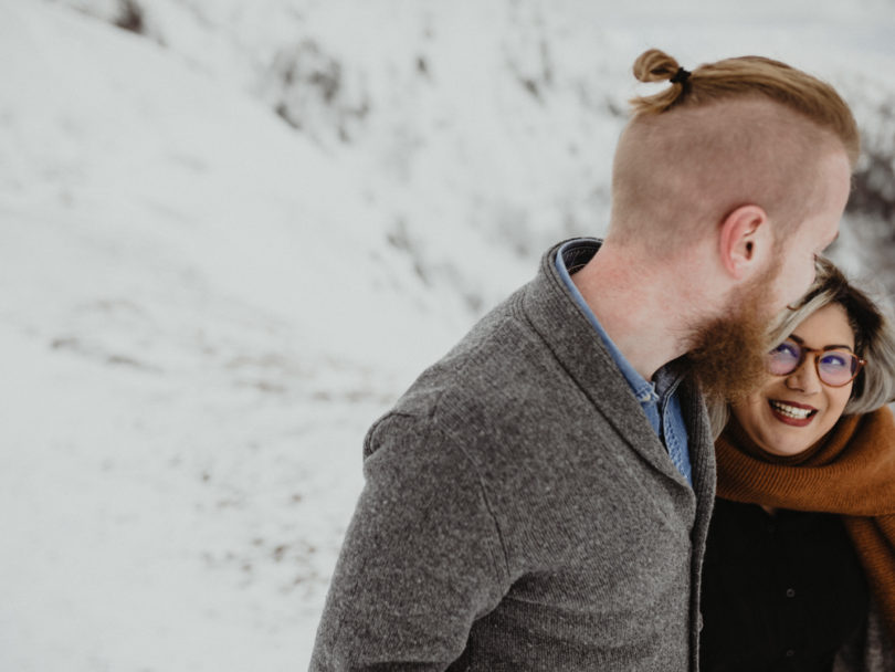 Une seance photo en amoureux sous la neige en Alsace - A découvrir sur le blog mariage www.lamarieeauxpiedsnus.com - Photos : Capyture