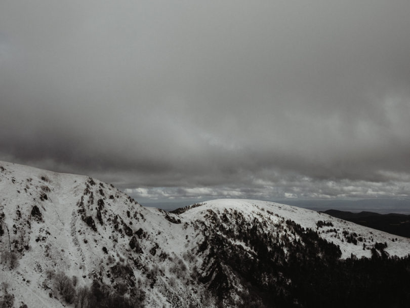 Une seance photo en amoureux sous la neige en Alsace - A découvrir sur le blog mariage www.lamarieeauxpiedsnus.com - Photos : Capyture