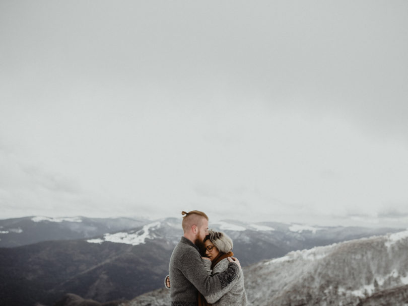 Une seance photo en amoureux sous la neige en Alsace - A découvrir sur le blog mariage www.lamarieeauxpiedsnus.com - Photos : Capyture