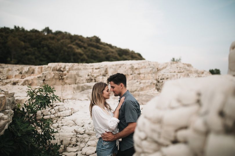 Une séance engagement en Ardèche - Photos : Neupap Photography - A découvrir sur le blog mariage La mariée aux pieds nus