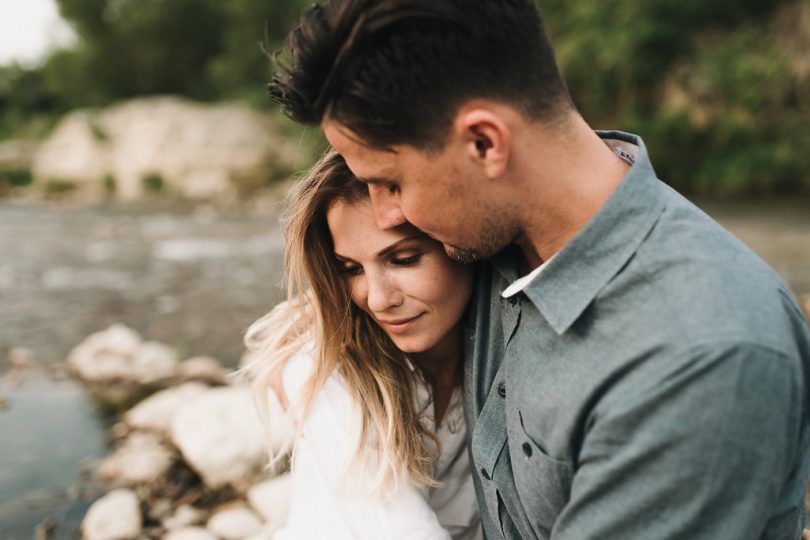 Une séance engagement en Ardèche - Photos : Neupap Photography - A découvrir sur le blog mariage La mariée aux pieds nus