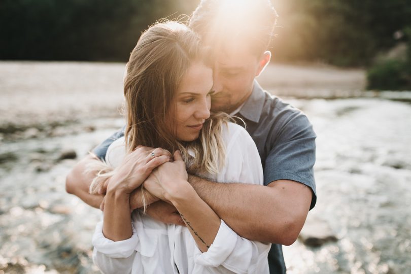 Une séance engagement en Ardèche - Photos : Neupap Photography - A découvrir sur le blog mariage La mariée aux pieds nus