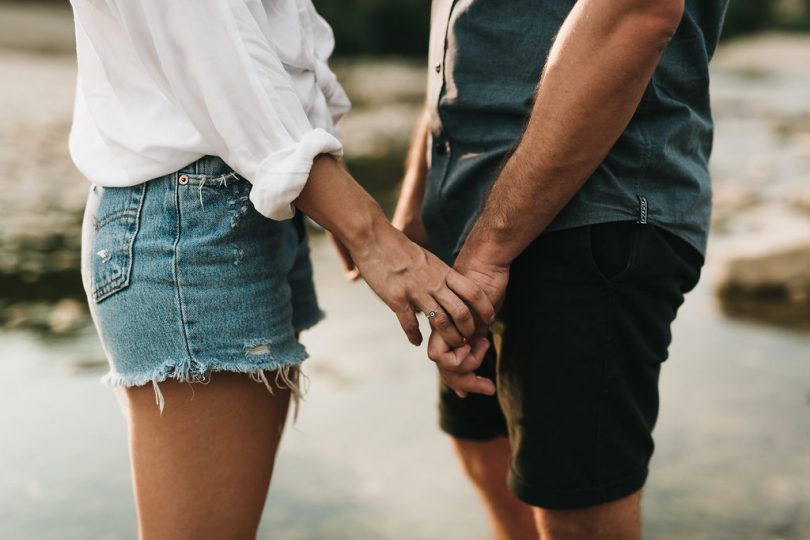 Une séance engagement en Ardèche - Photos : Neupap Photography - A découvrir sur le blog mariage La mariée aux pieds nus