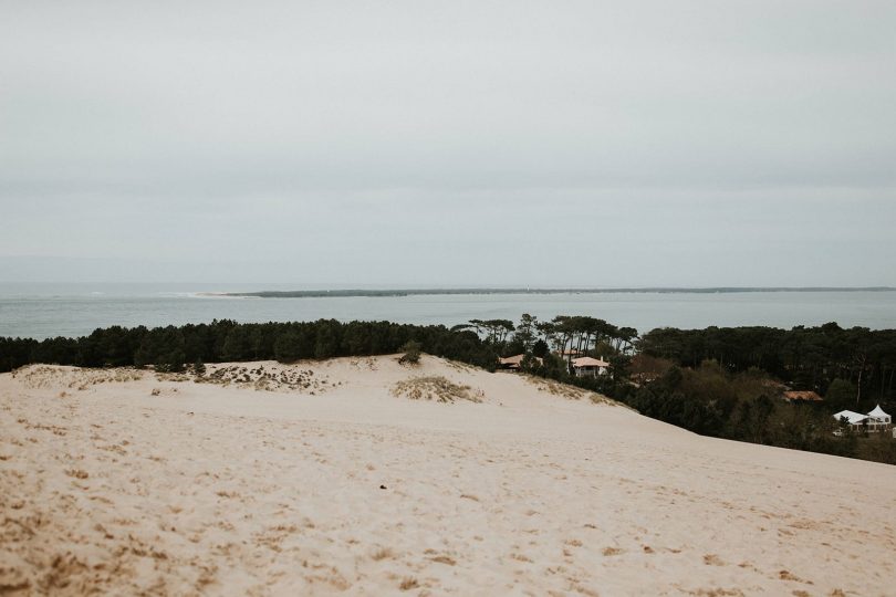 Une séance engagement sur la Dune du Pilat - Photos : Coralie Lescieux - Blog mariage : La mariée aux pieds nus