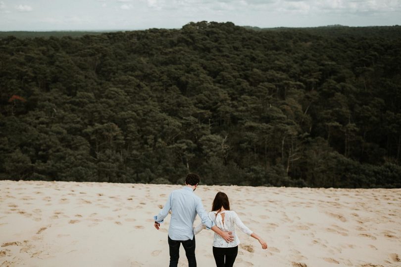 Une séance engagement sur la Dune du Pilat - Photos : Coralie Lescieux - Blog mariage : La mariée aux pieds nus