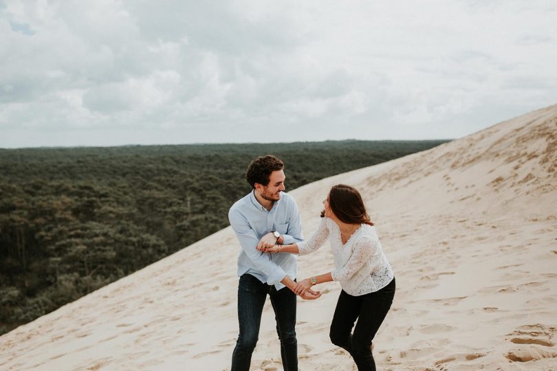 Une séance engagement sur la Dune du Pilat - Photos : Coralie Lescieux - Blog mariage : La mariée aux pieds nus